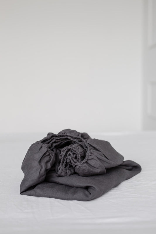 Linen fitted sheet in Charcoal - Linanden