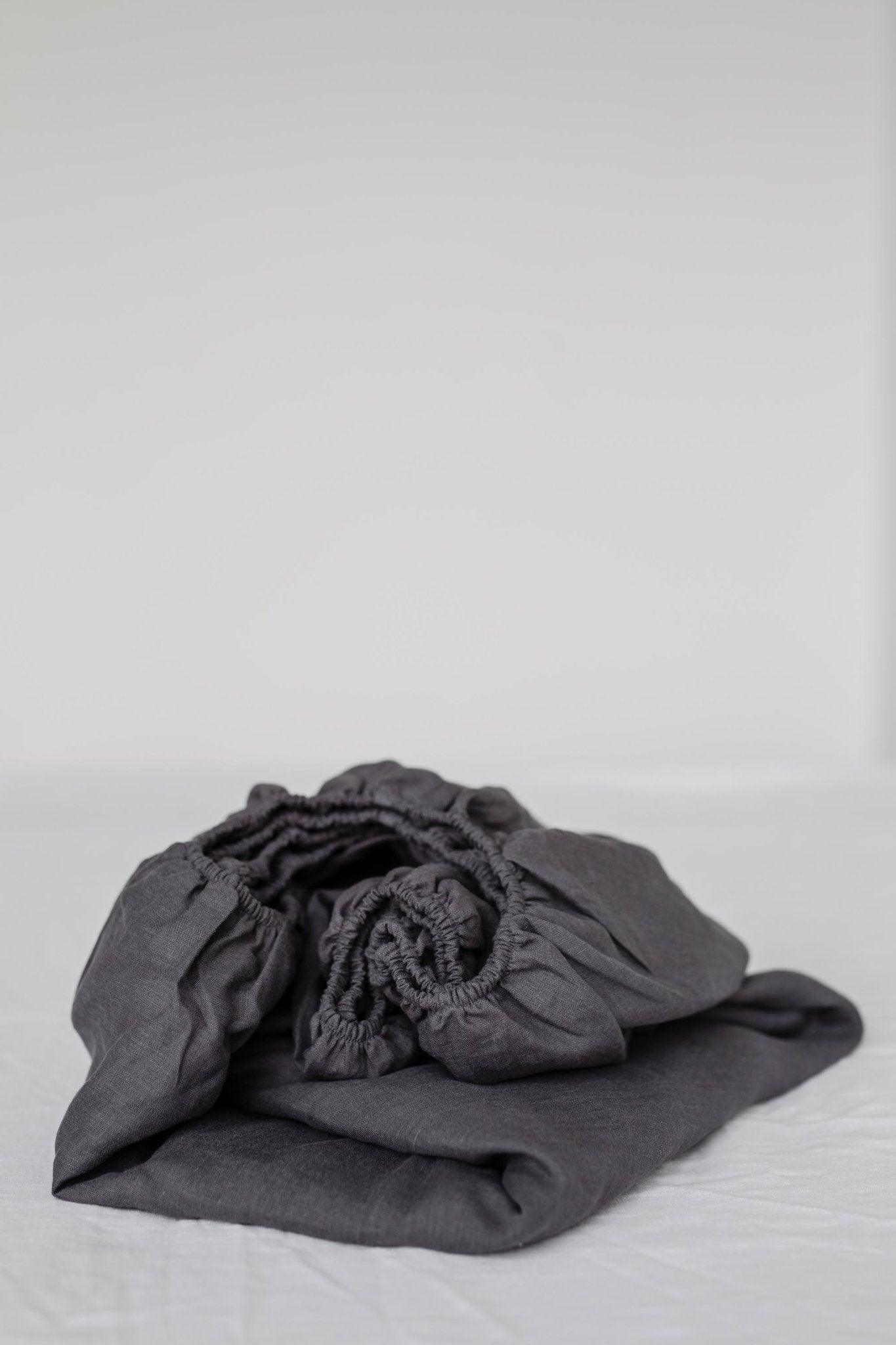 Linen fitted sheet in Charcoal - Linanden