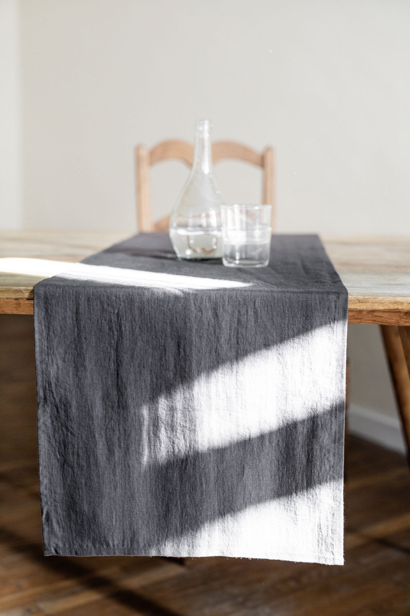 Linen table runner in Charcoal - Linanden