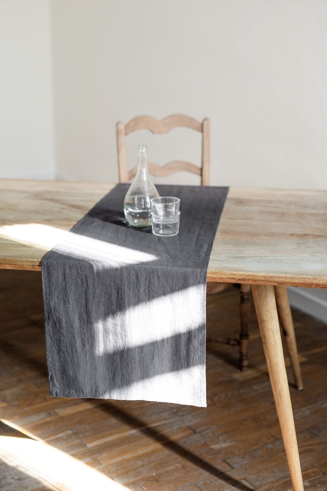 Linen table runner in Charcoal - Linanden