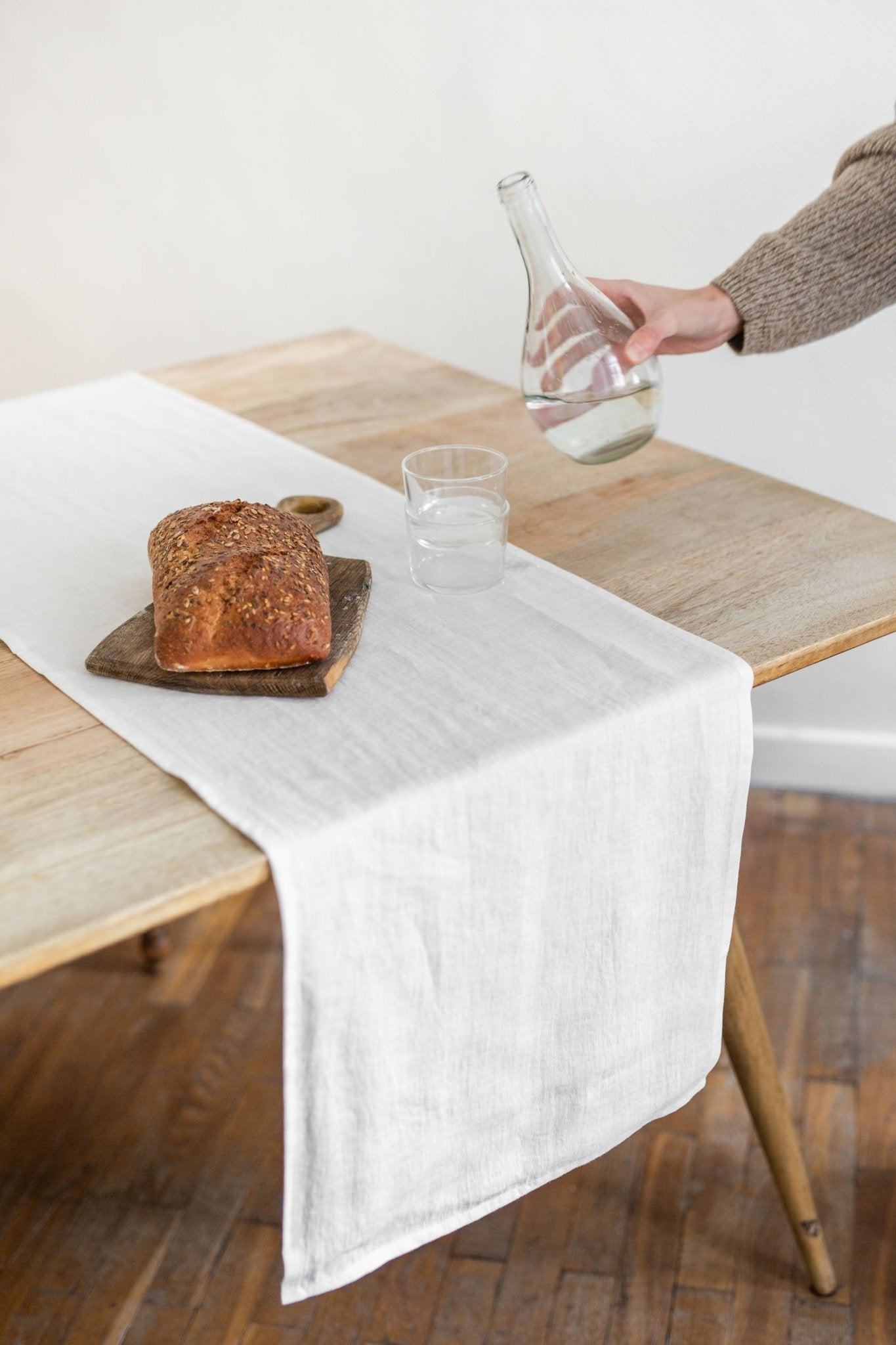 Linen table runner in White - Linanden