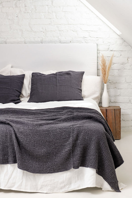Linen waffle bed throw in Charcoal - Linanden