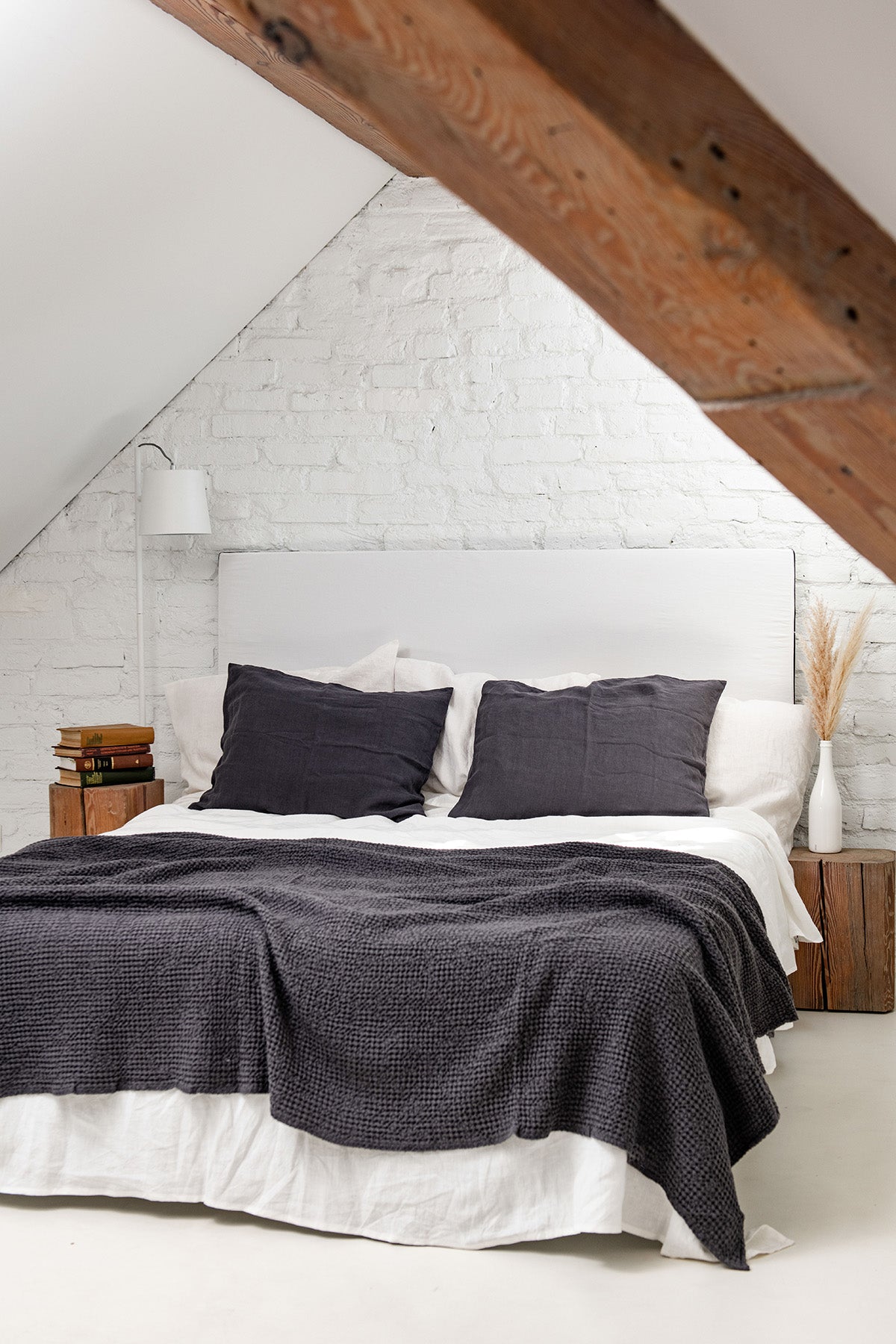 Linen waffle bed throw in Charcoal - Linanden