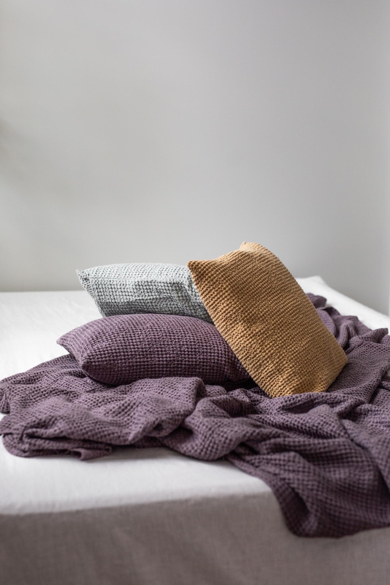 Linen waffle bed throw in Dusty Lavender - Linanden