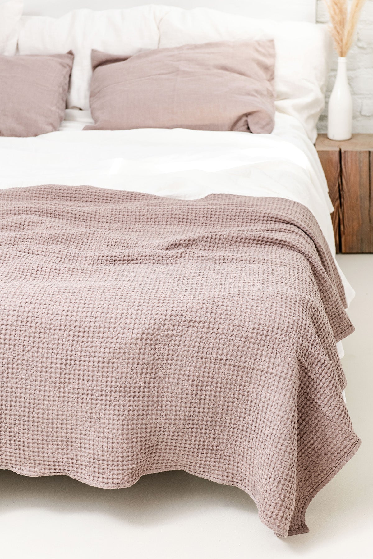 Linen waffle bed throw in Rosy Brown - Linanden