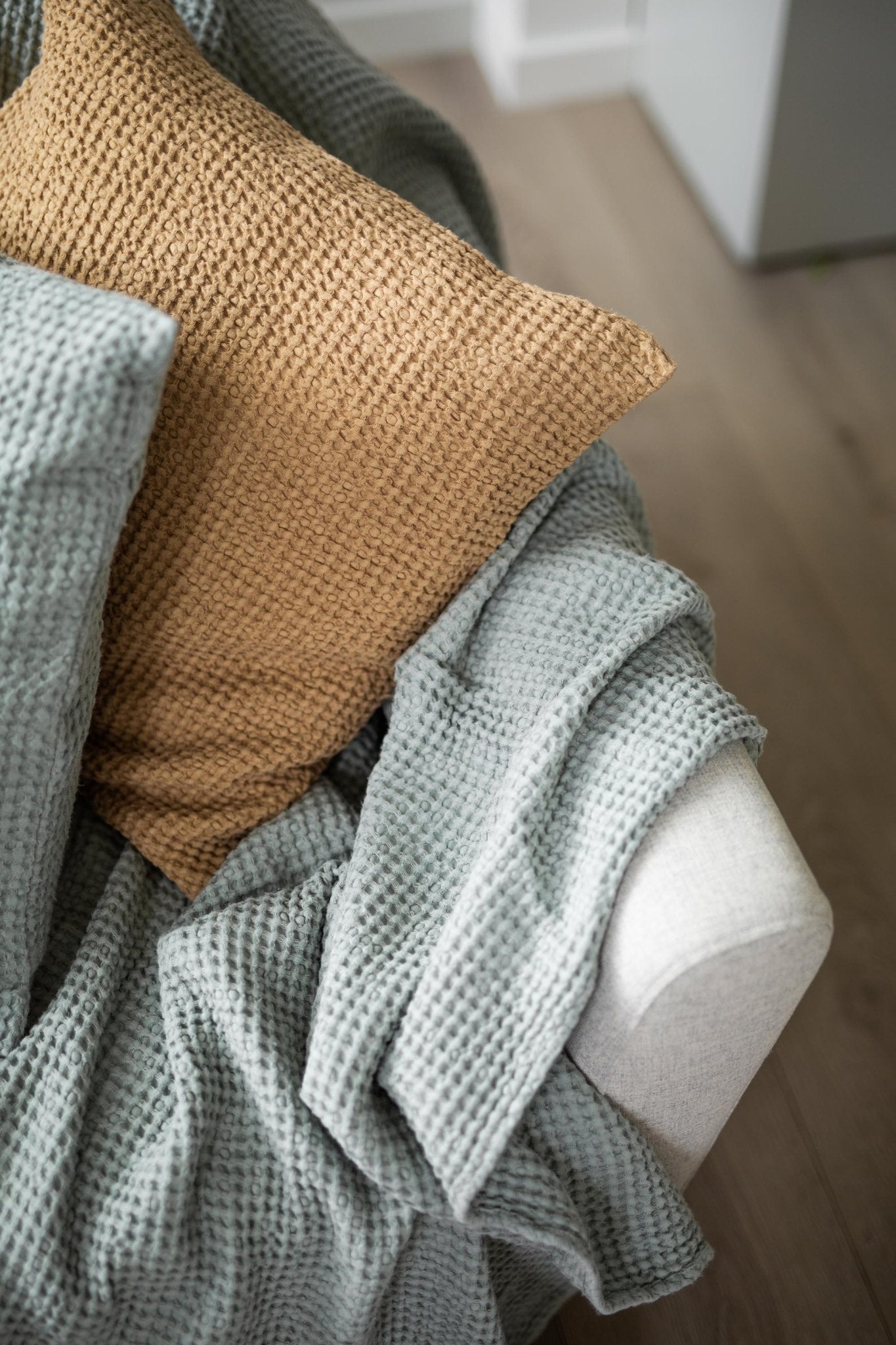 Linen waffle bed throw in Sage Green - Linanden