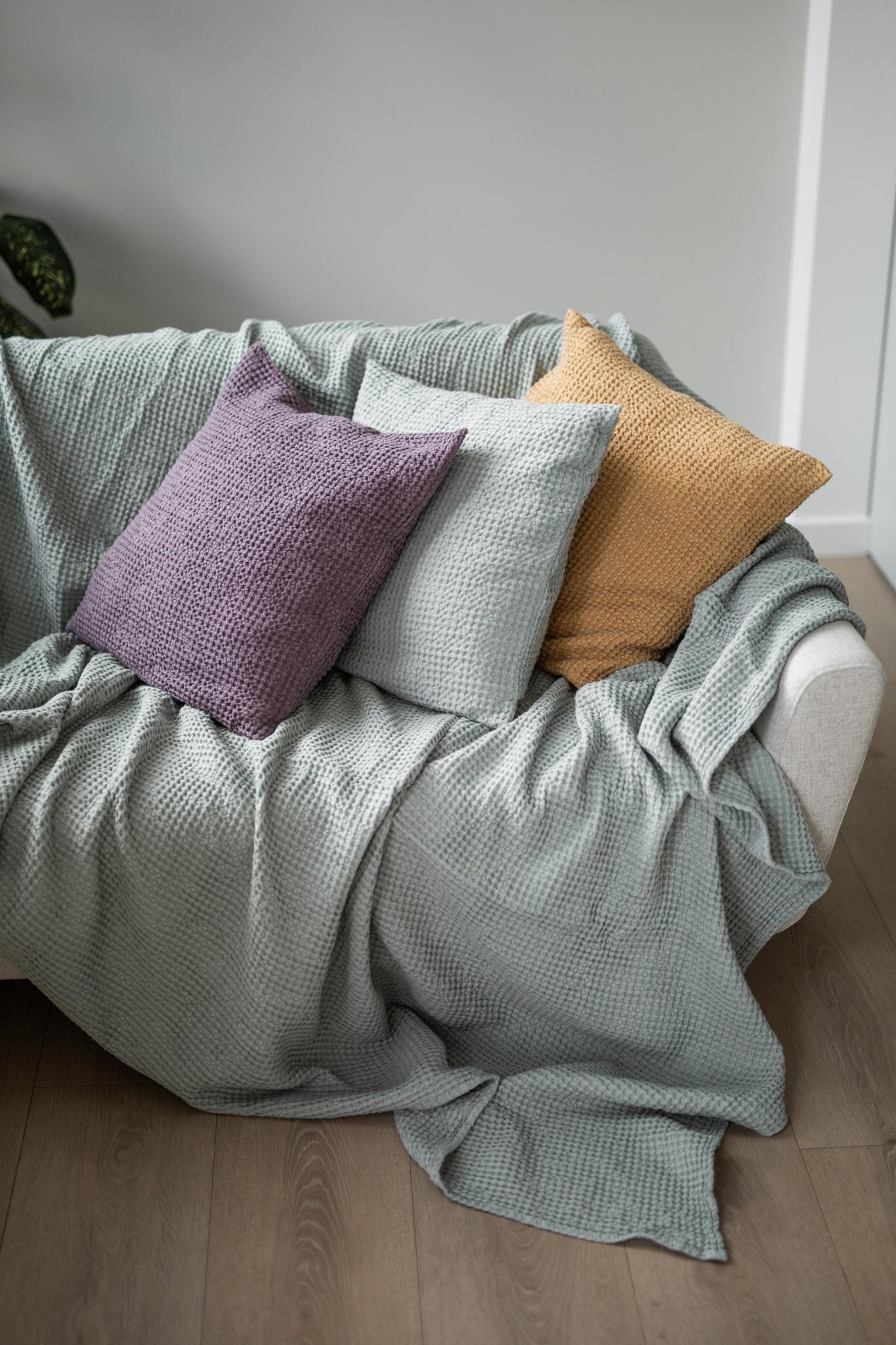 Linen waffle bed throw in Sage Green - Linanden