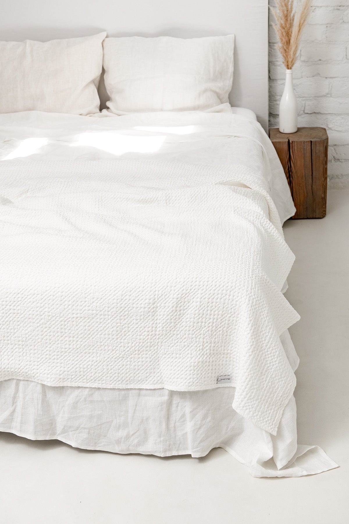 Linen waffle bed throw in White - Linanden