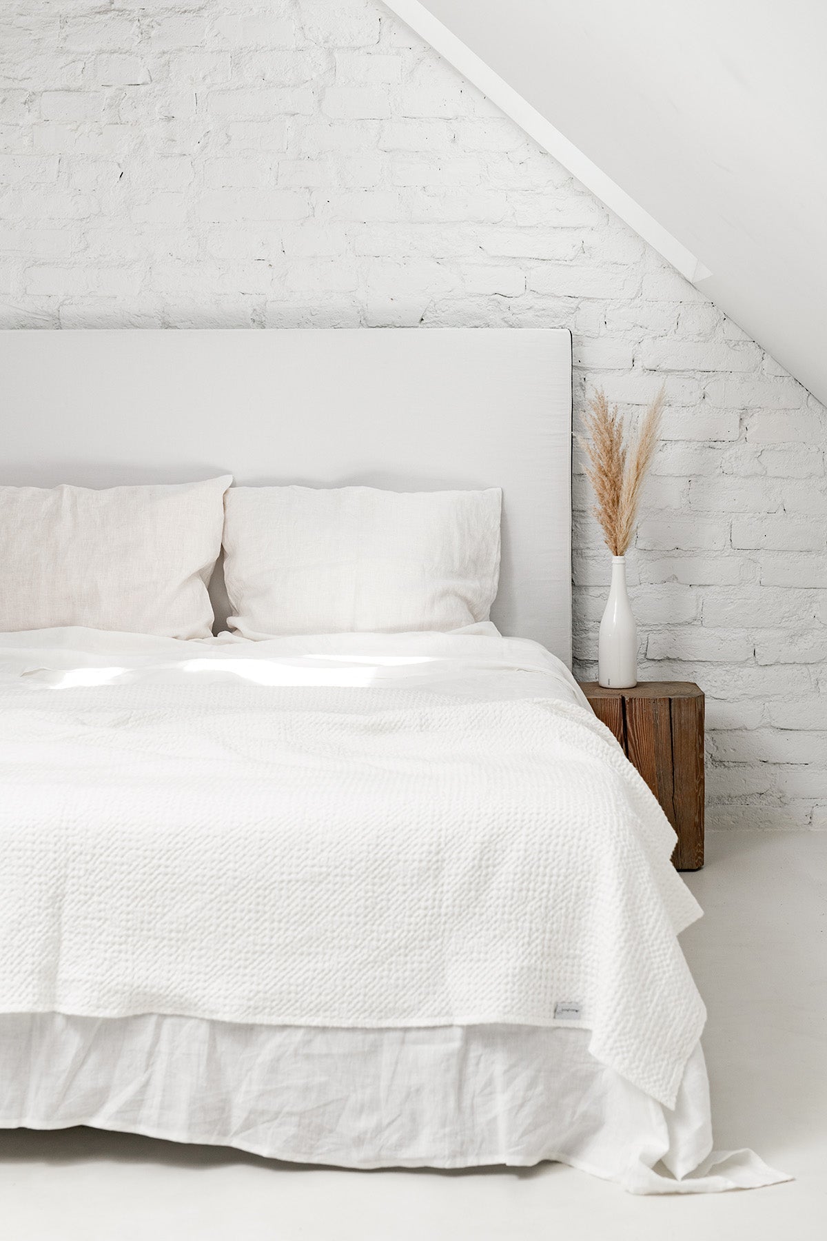 Linen waffle bed throw in White - Linanden