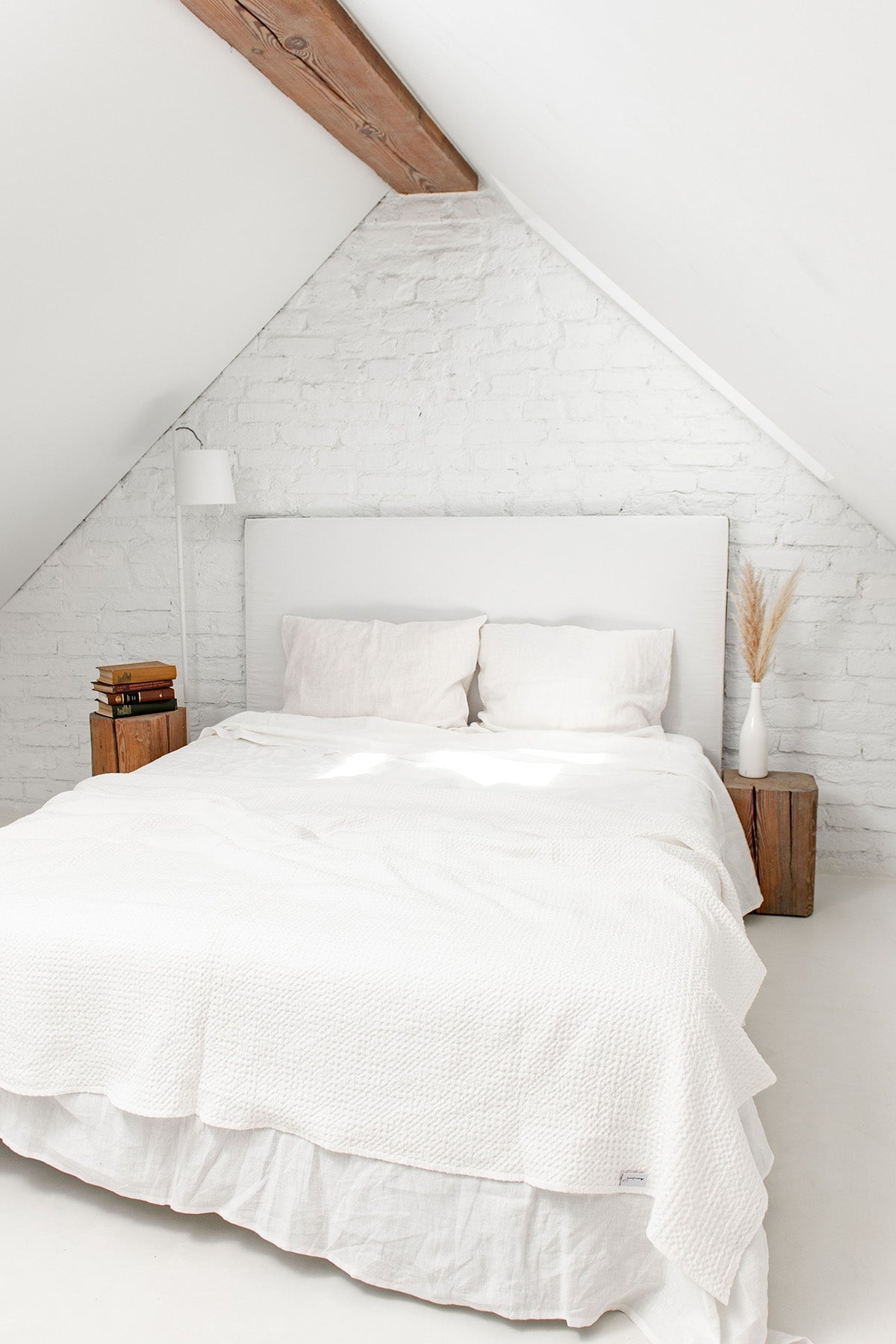 Linen waffle bed throw in White - Linanden