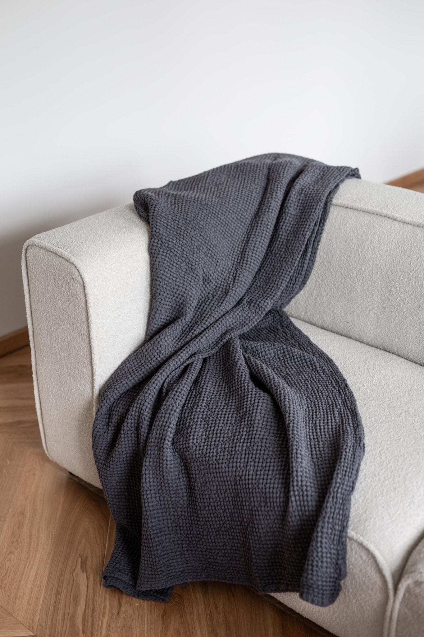 Linen waffle blanket in Charcoal - Linanden