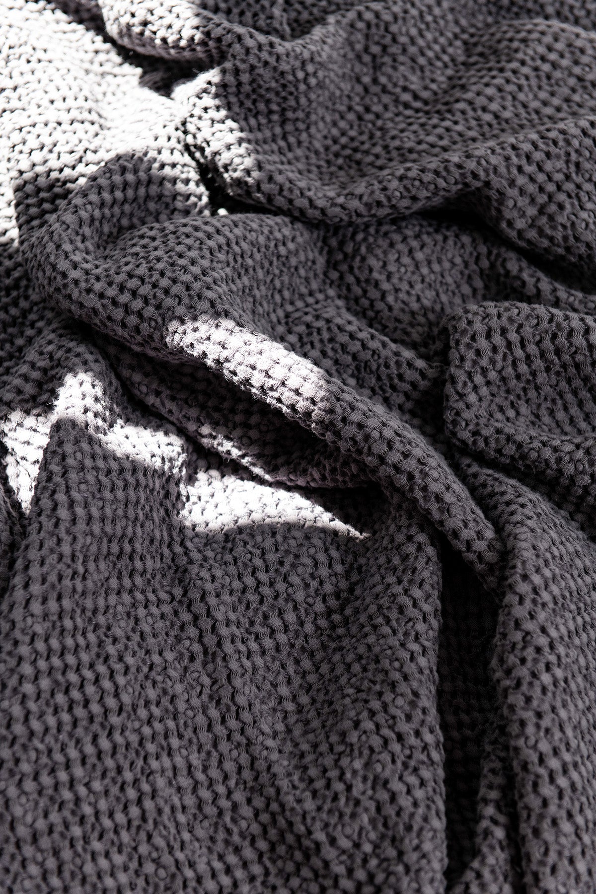 Linen waffle blanket in Charcoal - Linanden